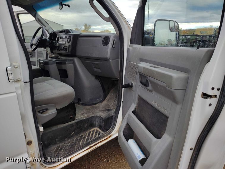 image for item DP5076 2010 Ford E350 Super Duty XL van