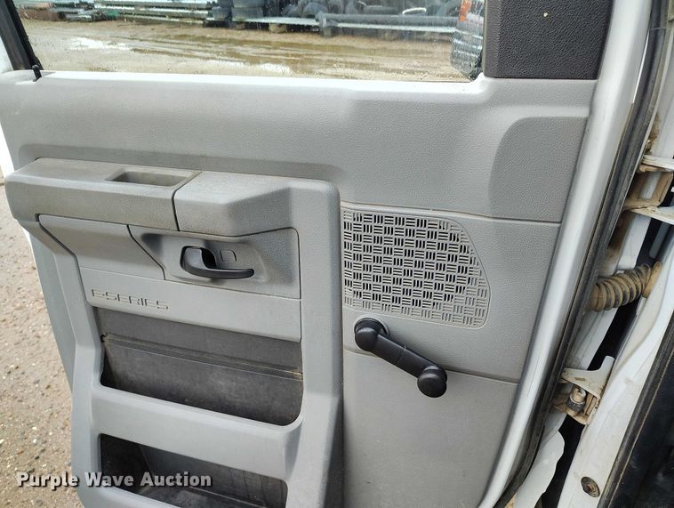 image for item DP5076 2010 Ford E350 Super Duty XL van