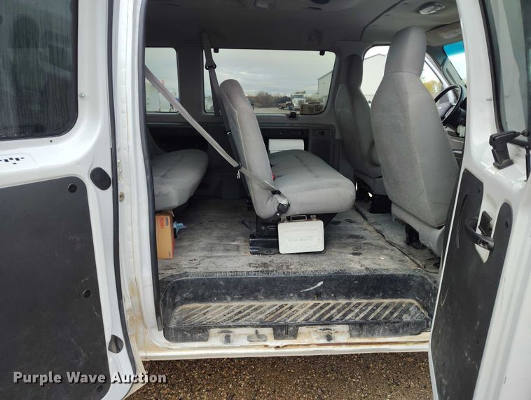 image for item DP5076 2010 Ford E350 Super Duty XL van