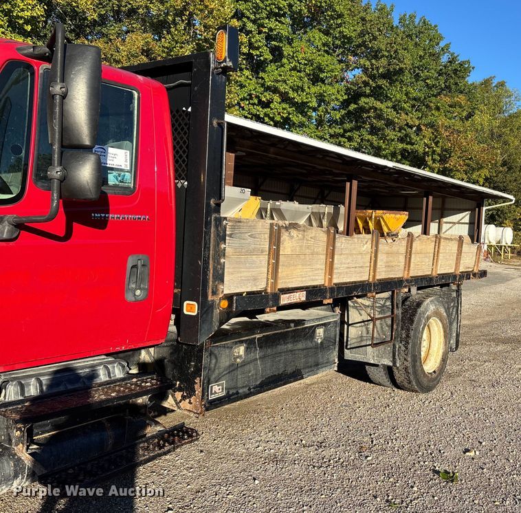 image for item DU1475 2007 International 4300 flatbed truck