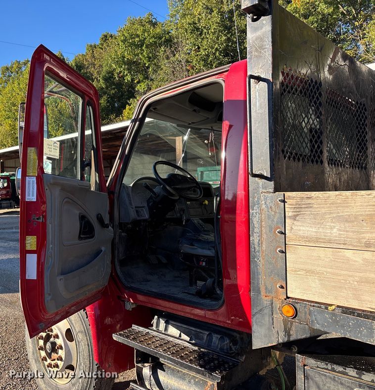 image for item DU1475 2007 International 4300 flatbed truck