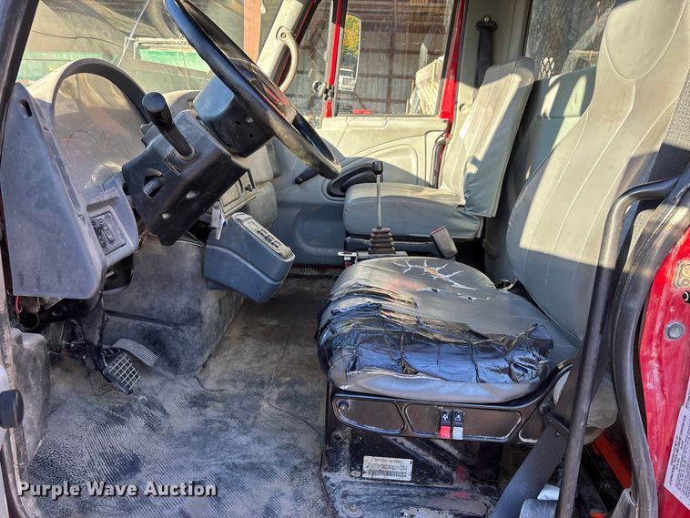 image for item DU1475 2007 International 4300 flatbed truck