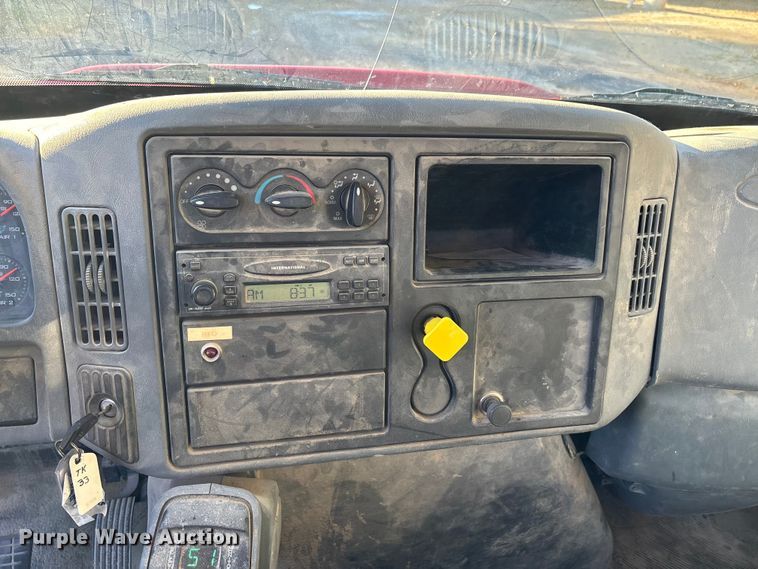 image for item DU1475 2007 International 4300 flatbed truck