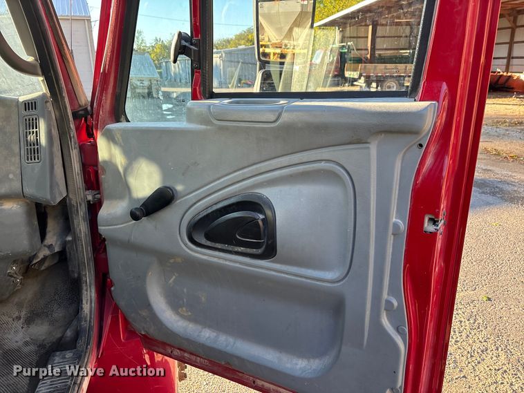 image for item DU1475 2007 International 4300 flatbed truck