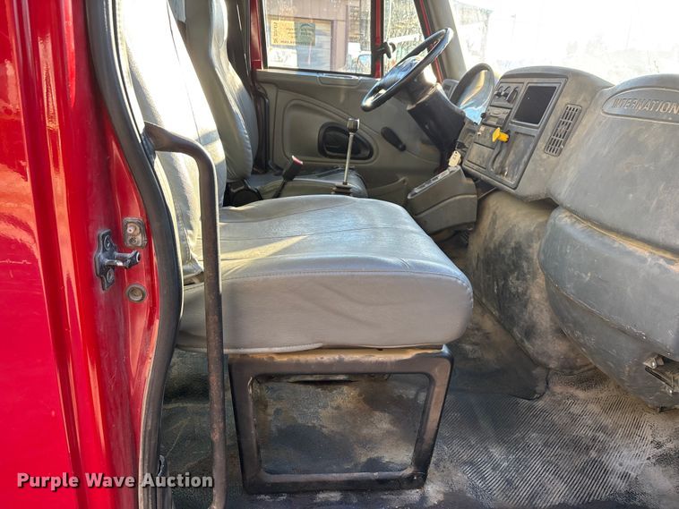 image for item DU1475 2007 International 4300 flatbed truck