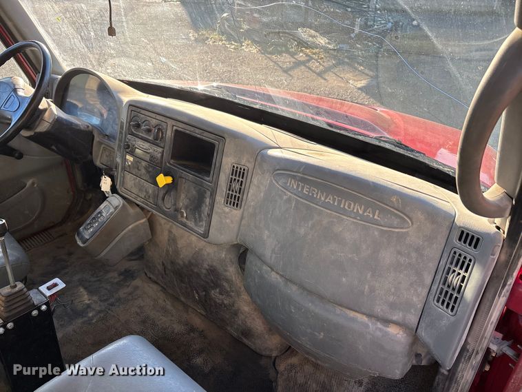 image for item DU1475 2007 International 4300 flatbed truck