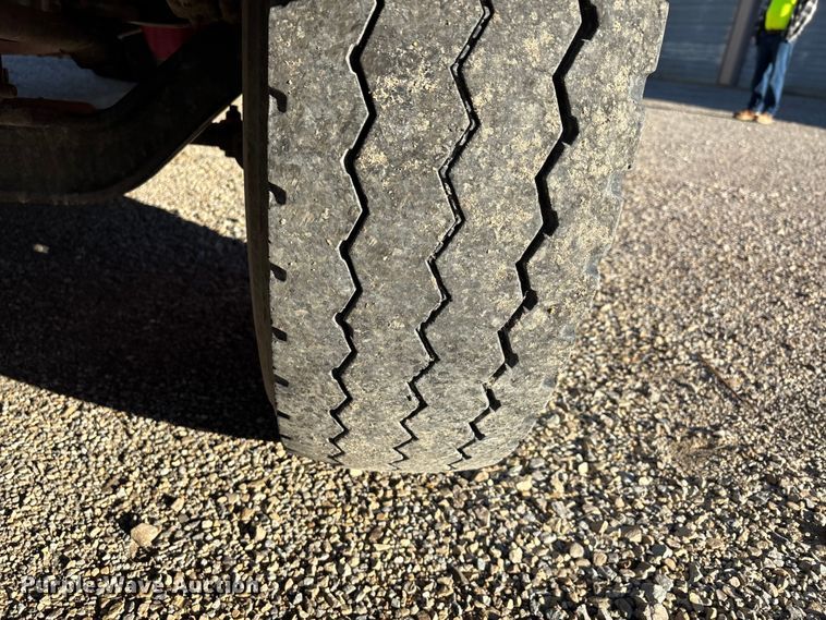 image for item DU1475 2007 International 4300 flatbed truck