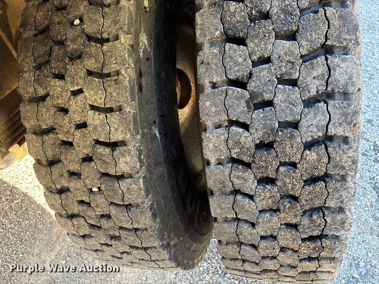 image for item DU1475 2007 International 4300 flatbed truck