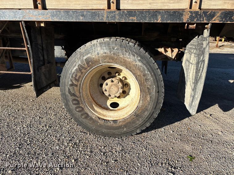 image for item DU1475 2007 International 4300 flatbed truck