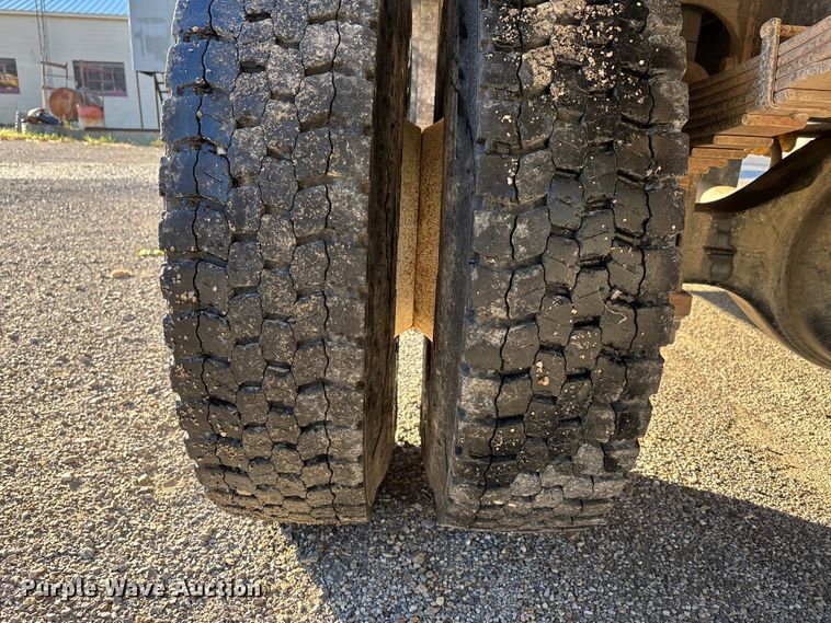 image for item DU1475 2007 International 4300 flatbed truck