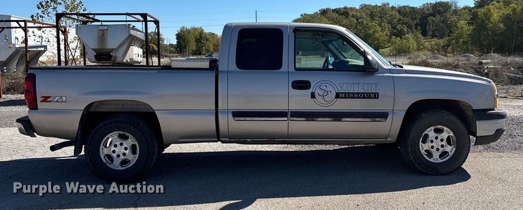 image for item DU1477 2004 Chevrolet Silverado 1500 Ext. Cab pickup truck
