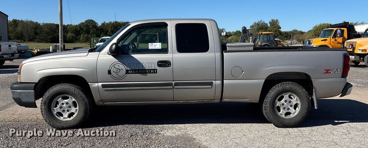 image for item DU1477 2004 Chevrolet Silverado 1500 Ext. Cab pickup truck