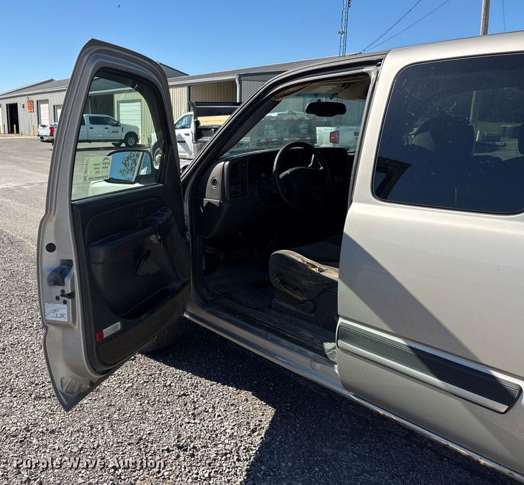 image for item DU1477 2004 Chevrolet Silverado 1500 Ext. Cab pickup truck