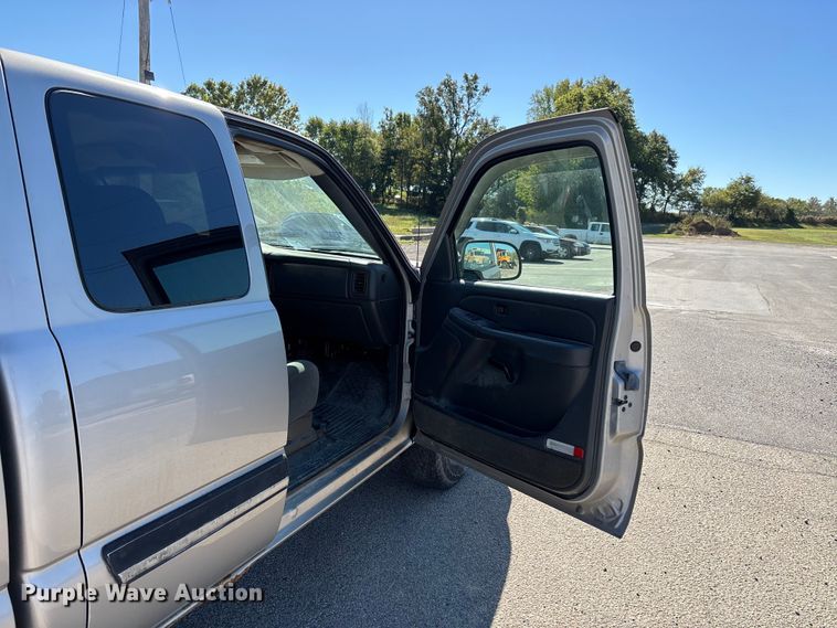 image for item DU1477 2004 Chevrolet Silverado 1500 Ext. Cab pickup truck