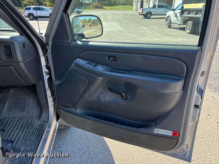 image for item DU1477 2004 Chevrolet Silverado 1500 Ext. Cab pickup truck