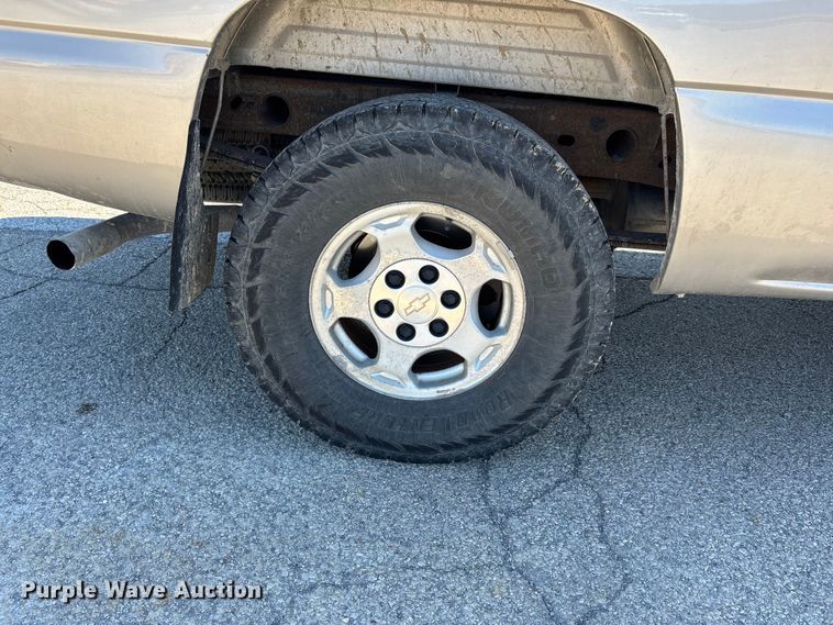 image for item DU1477 2004 Chevrolet Silverado 1500 Ext. Cab pickup truck