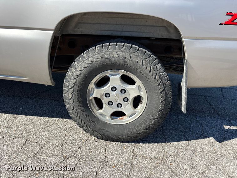 image for item DU1477 2004 Chevrolet Silverado 1500 Ext. Cab pickup truck