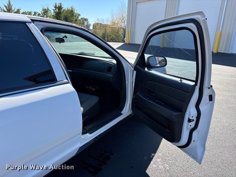 image for item DU1483 2011 Ford Crown Victoria Police Interceptor 