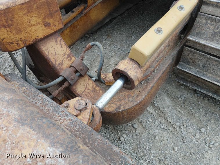 image for item DU3602 1983 Caterpillar D3B dozer