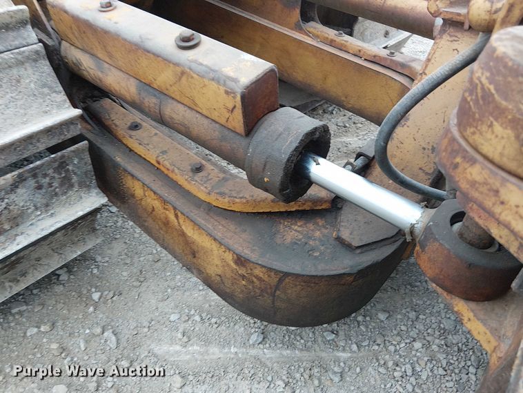 image for item DU3602 1983 Caterpillar D3B dozer