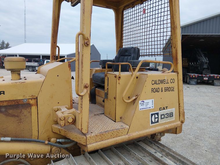 image for item DU3602 1983 Caterpillar D3B dozer