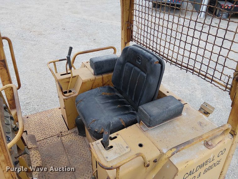 image for item DU3602 1983 Caterpillar D3B dozer