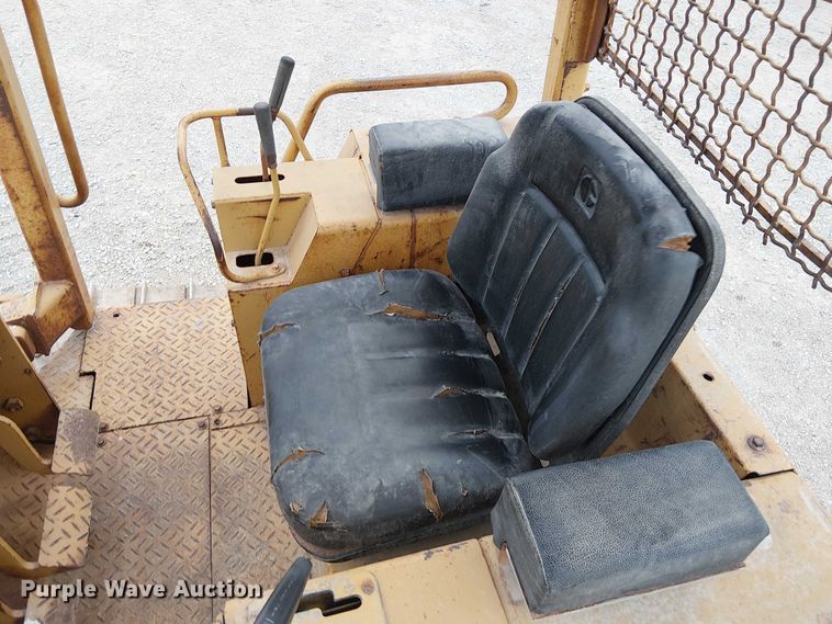 image for item DU3602 1983 Caterpillar D3B dozer