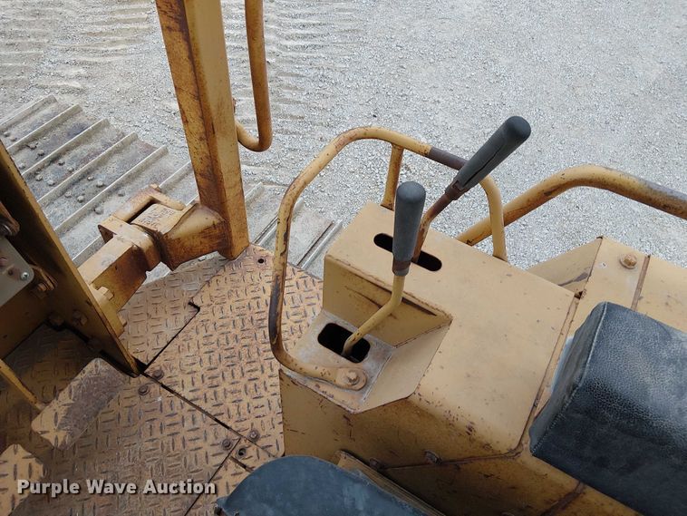 image for item DU3602 1983 Caterpillar D3B dozer
