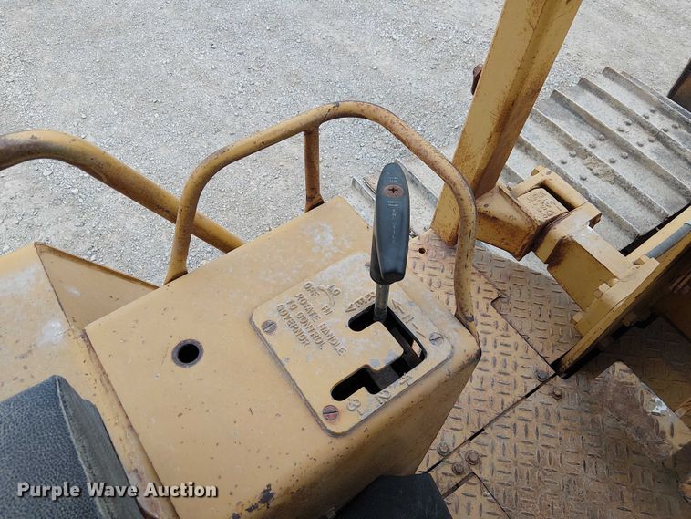 image for item DU3602 1983 Caterpillar D3B dozer