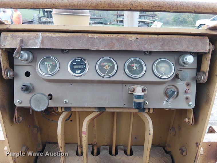 image for item DU3602 1983 Caterpillar D3B dozer