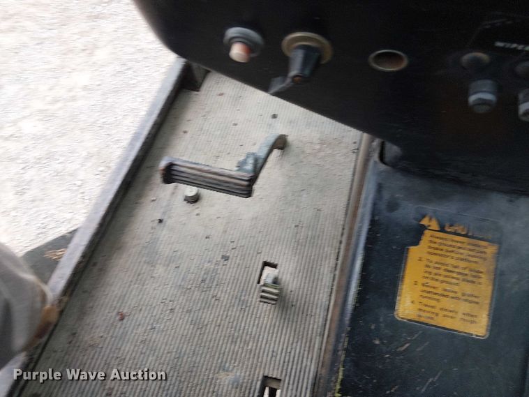 image for item DU3604 1978 John Deere 570A motor grader