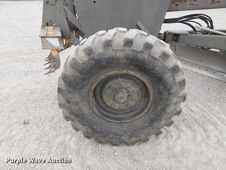 image for item DU3604 1978 John Deere 570A motor grader