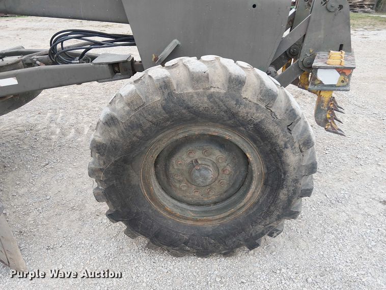 image for item DU3604 1978 John Deere 570A motor grader