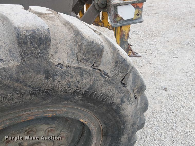 image for item DU3604 1978 John Deere 570A motor grader