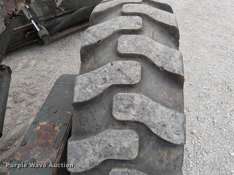 image for item DU3604 1978 John Deere 570A motor grader