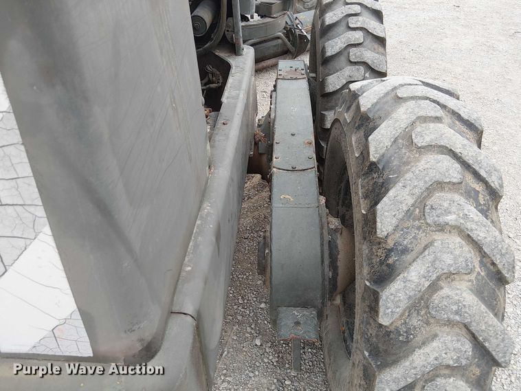 image for item DU3604 1978 John Deere 570A motor grader