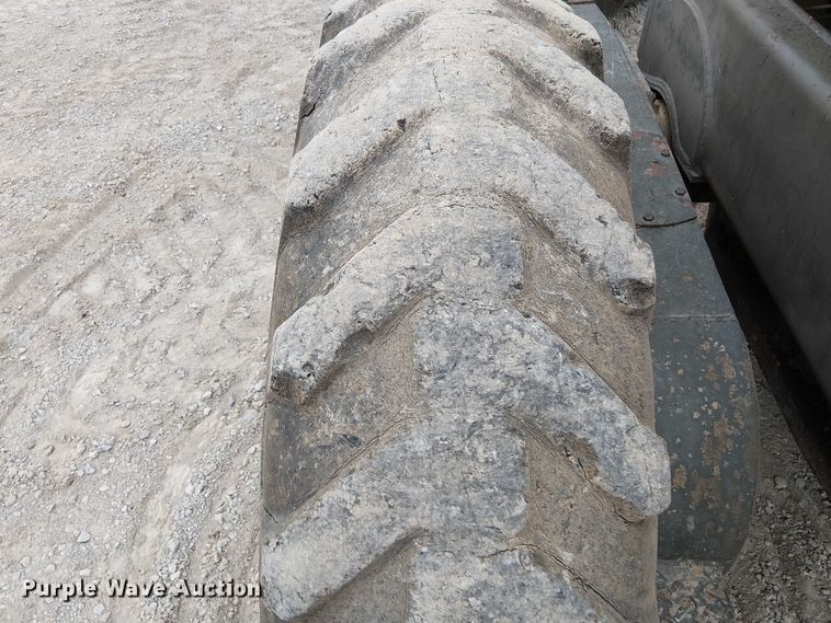 image for item DU3604 1978 John Deere 570A motor grader