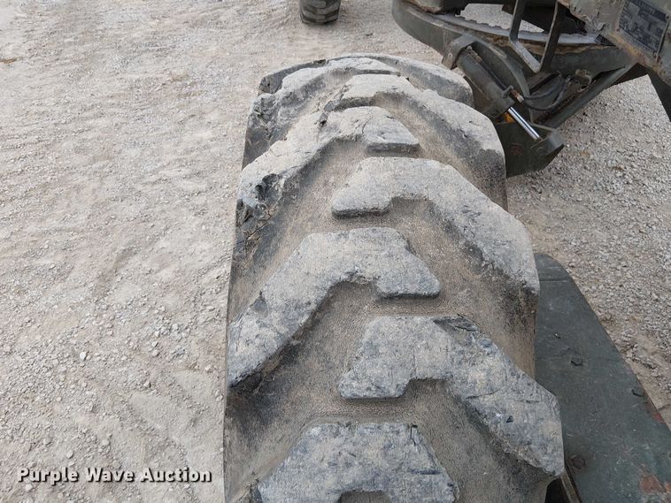 image for item DU3604 1978 John Deere 570A motor grader