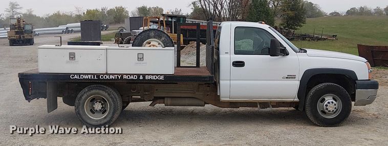 image for item DU3606 2003 Chevrolet Silverado 3500 flatbed pickup truck