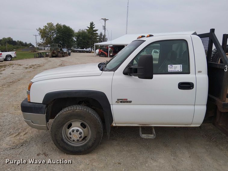 image for item DU3606 2003 Chevrolet Silverado 3500 flatbed pickup truck