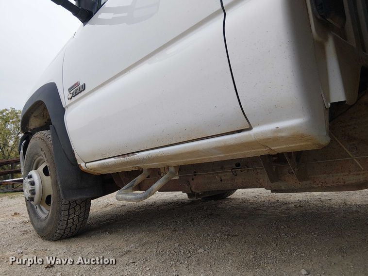 image for item DU3606 2003 Chevrolet Silverado 3500 flatbed pickup truck