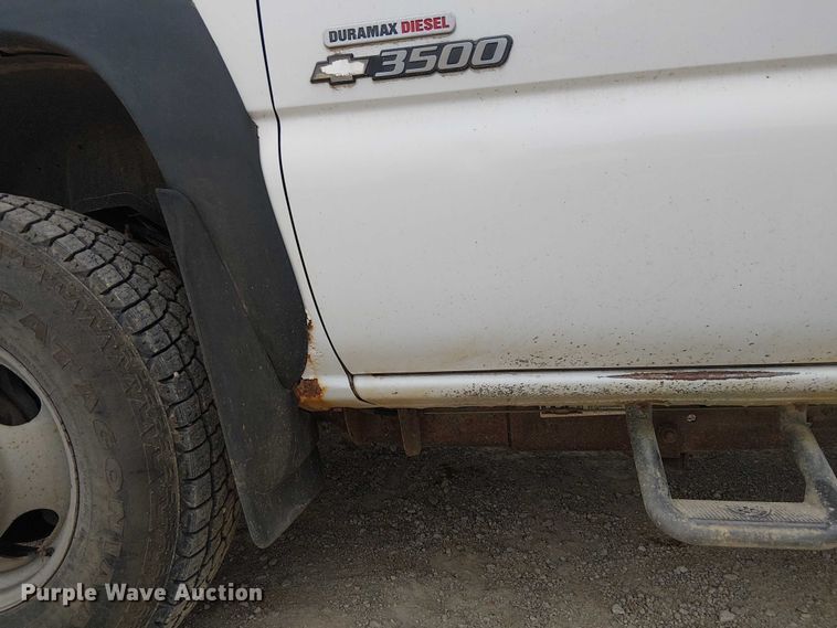 image for item DU3606 2003 Chevrolet Silverado 3500 flatbed pickup truck