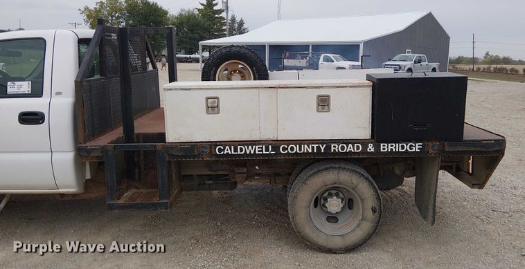 image for item DU3606 2003 Chevrolet Silverado 3500 flatbed pickup truck