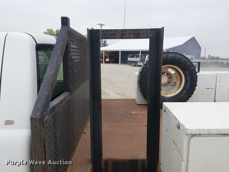 image for item DU3606 2003 Chevrolet Silverado 3500 flatbed pickup truck