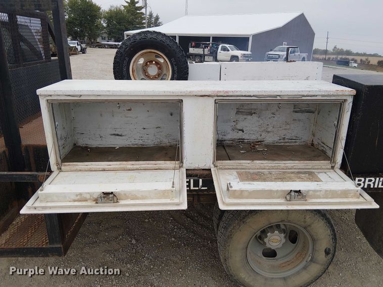 image for item DU3606 2003 Chevrolet Silverado 3500 flatbed pickup truck