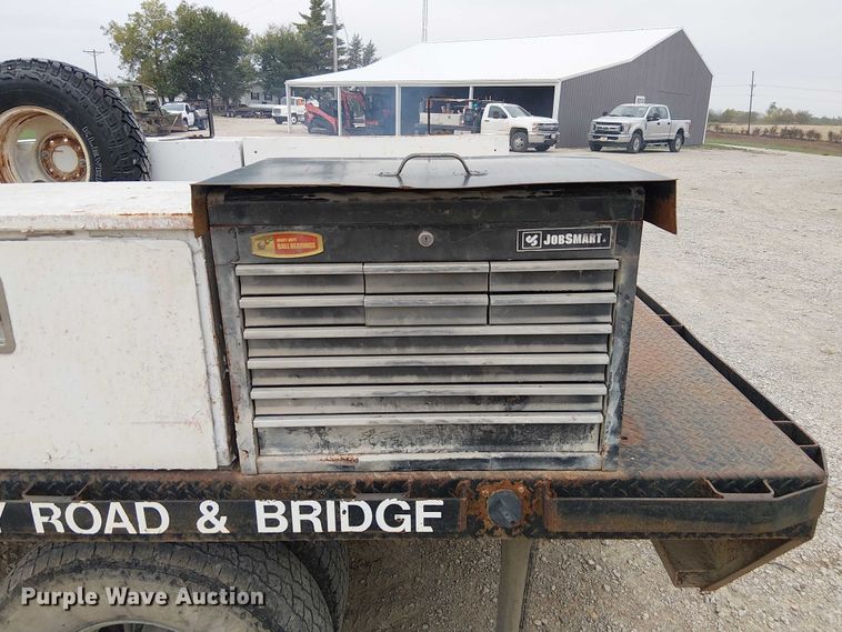 image for item DU3606 2003 Chevrolet Silverado 3500 flatbed pickup truck