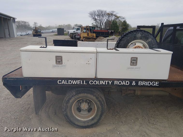 image for item DU3606 2003 Chevrolet Silverado 3500 flatbed pickup truck