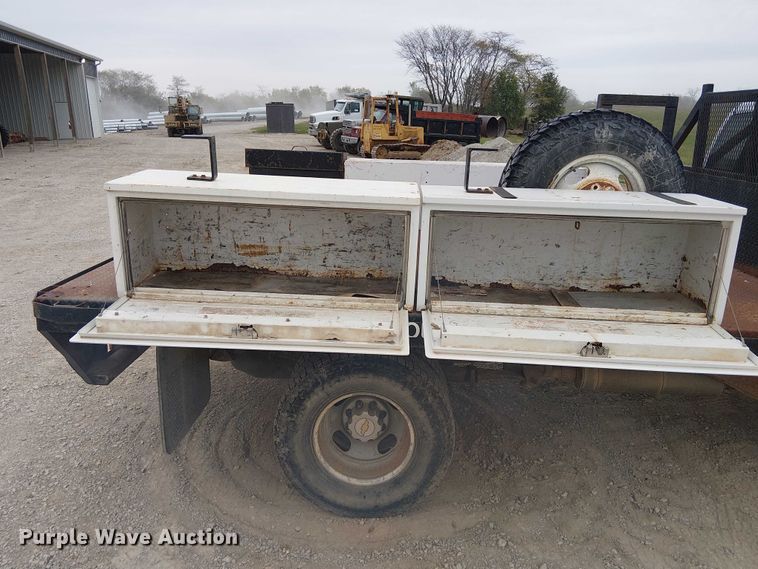 image for item DU3606 2003 Chevrolet Silverado 3500 flatbed pickup truck