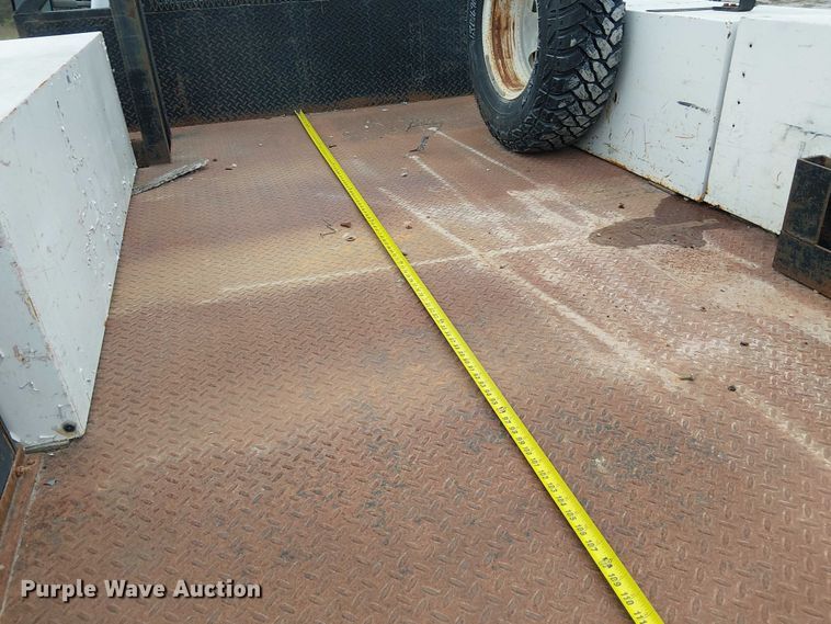 image for item DU3606 2003 Chevrolet Silverado 3500 flatbed pickup truck