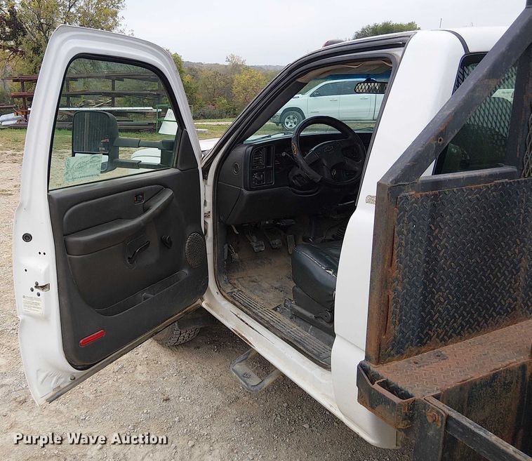 image for item DU3606 2003 Chevrolet Silverado 3500 flatbed pickup truck